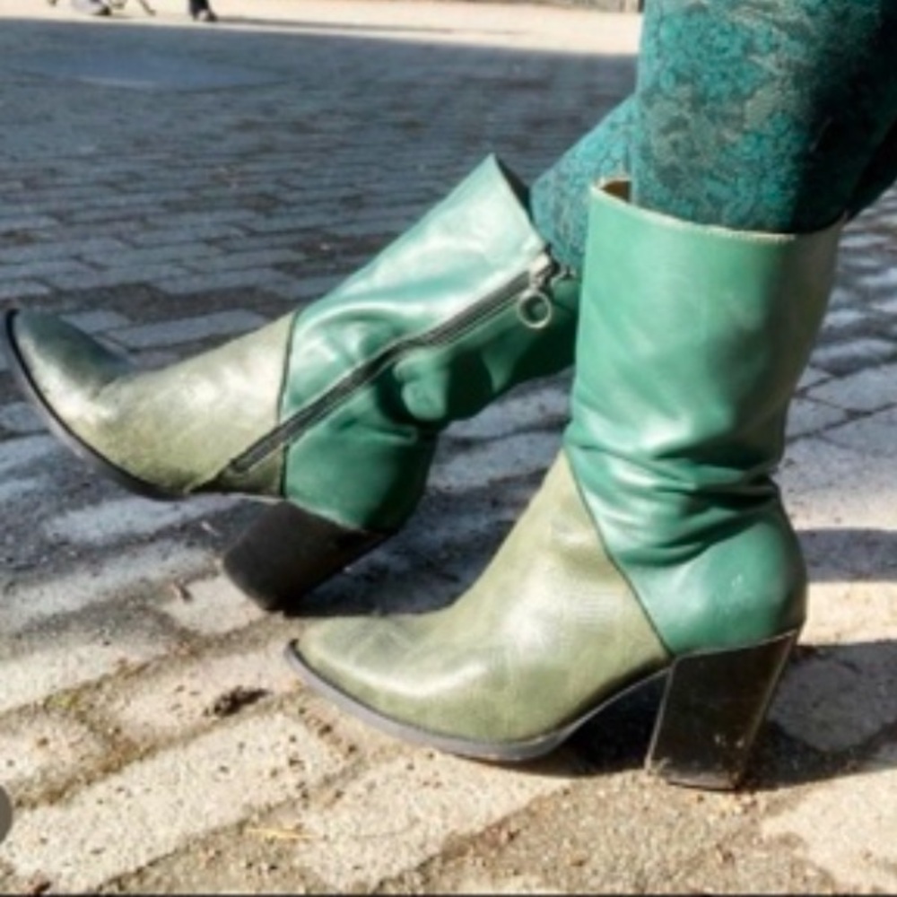 ⭐️ John Fluevog, Size 6 1/2 “Room 203” Green Women's Cowboy Style Boots. RARE ! - Picture 5 of 16